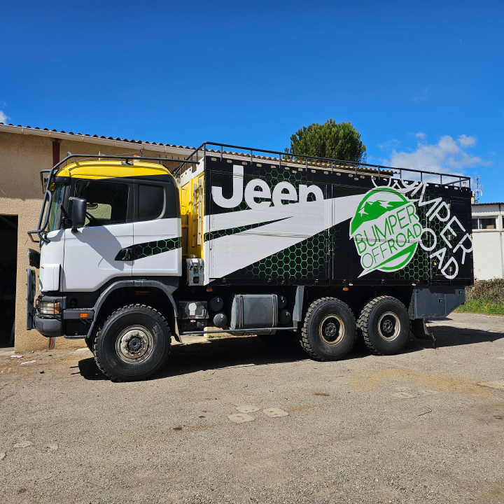 Camion Jeep avec covering graphique